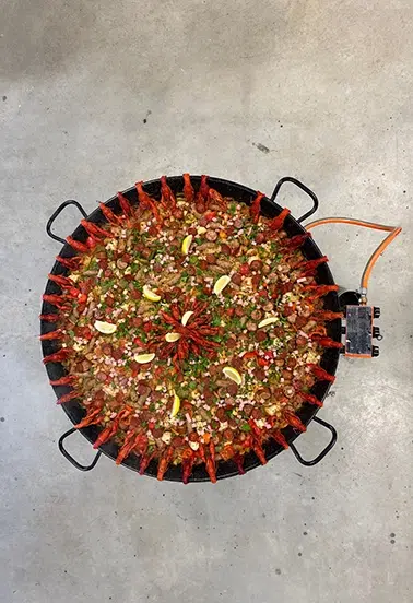 Grande paella aux écrevisses vue du dessus