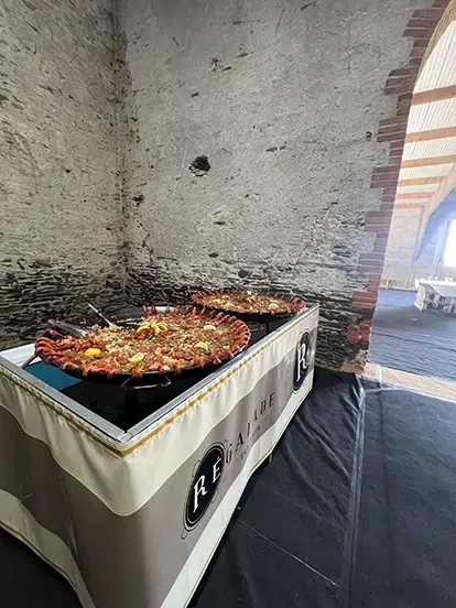 Deux grandes paellas sur table de réception